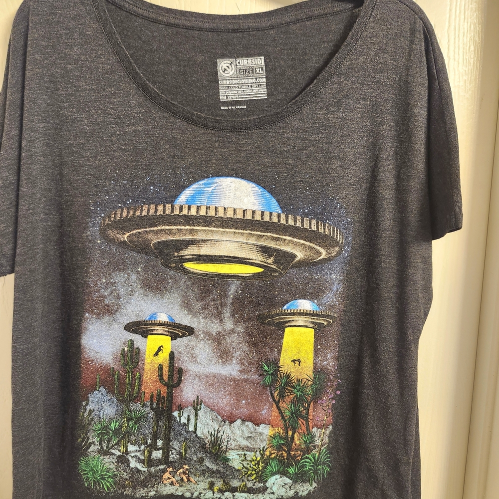 Curbside Clothing UFO Alien Abduction Desert Graphic Tee - Women’s XL - Soft